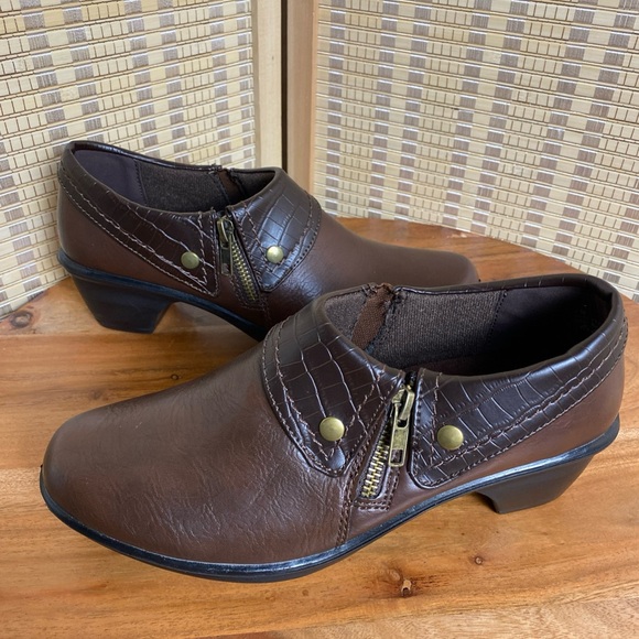 Easy Street Woman’s 7M Darcy Brown Zipper Shooties Comfort NWOT - Picture 4 of 7